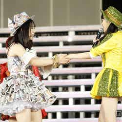 松村香織（左）、指原莉乃（右）／「AKB48 2013 真夏のドームツアー～まだまだ、やらなきゃいけないことがある～」ナゴヤドーム公演初日より（C）AKS