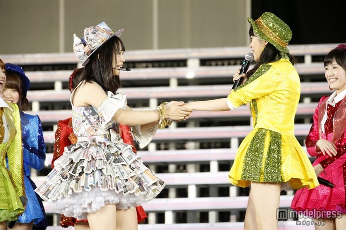 松村香織(左)、指原莉乃(右)/「AKB48 2013 真夏のドームツアー~まだまだ、やらなきゃいけないことがある~」ナゴヤドーム公演初日より(C)AKS