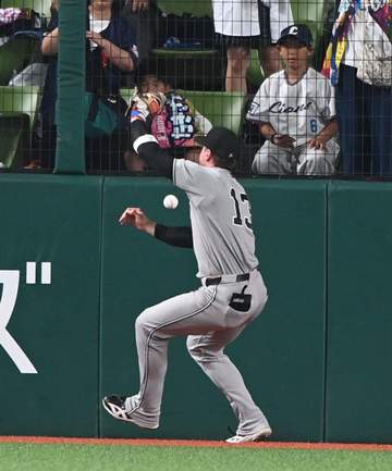 巨人・キャベッジが八回に痛恨失策 西川の左中間への飛球をグラブに当てて落球、続く滝沢の右翼線タイムリー三塁打で3点目奪われる