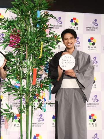 ミャンマーにルーツの森崎ウィン 七夕短冊には「アジアが今以上に一つになりますように」