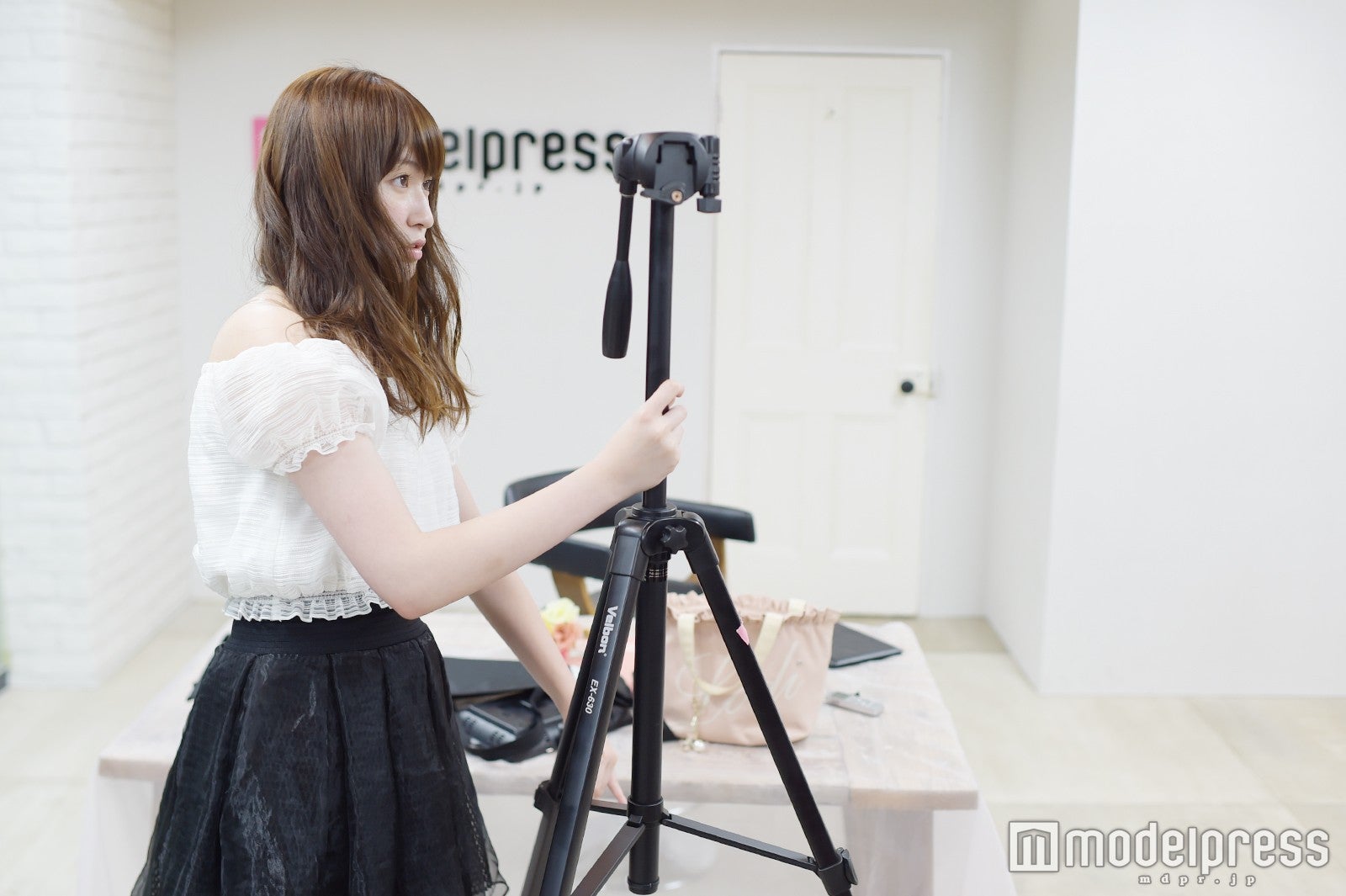 自ら三脚を立ててセッティングする吉田朱里