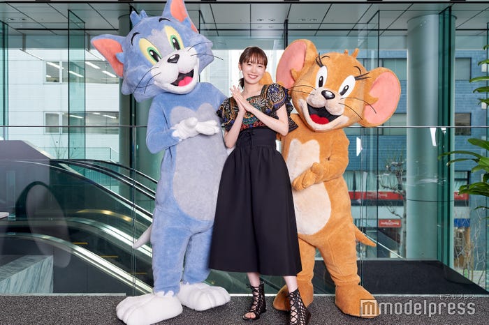 (左から)トム、飯豊まりえ、ジェリー(C)モデルプレス
