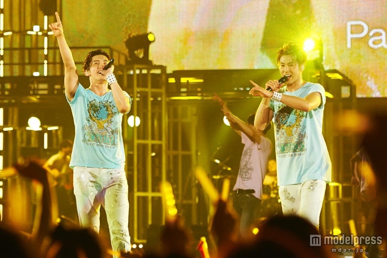 東方神起、夏の夜を盛り上げる新曲披露 東京ドームで22万人熱狂