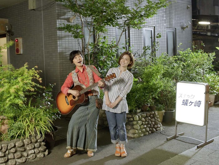 小林聡美、大島優子/「スナック蟻ヶ崎」スナックに集うギターの流しと常連客(提供写真)