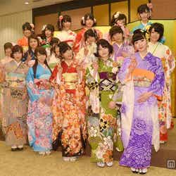 AKB48グループ新成人17名(前列左から)仁藤萌乃、峯岸みなみ、指原莉乃、横山由依、田名部生来(中列左から)仲俣汐里、島田晴香、大場美奈、小木曽汐莉、佐藤聖羅、矢方美紀(後列左から)福本愛菜、山田菜々、梅本まどか、小林亜実、柴田阿弥、日置実希