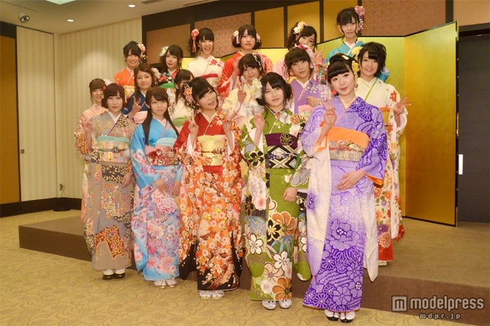 AKB48グループ新成人17名(前列左から)仁藤萌乃、峯岸みなみ、指原莉乃、横山由依、田名部生来(中列左から)仲俣汐里、島田晴香、大場美奈、小木曽汐莉、佐藤聖羅、矢方美紀(後列左から)福本愛菜、山田菜々、梅本まどか、小林亜実、柴田阿弥、日置実希