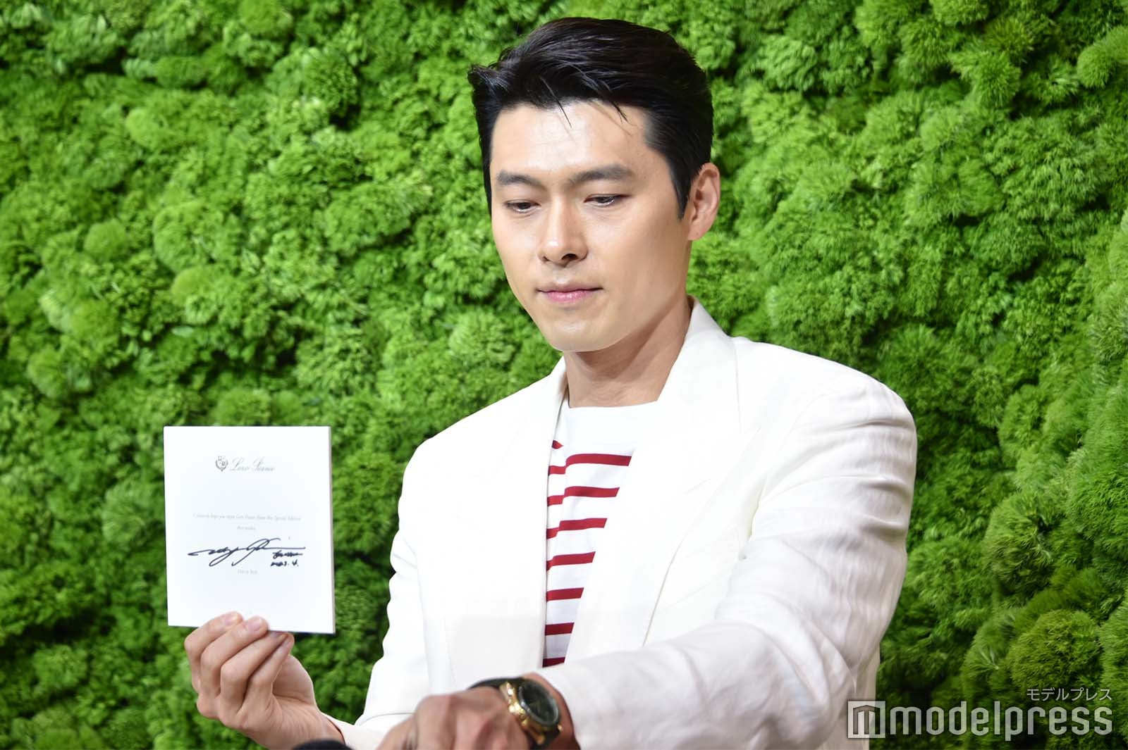サインを書き終わったヒョンビン（C）モデルプレス