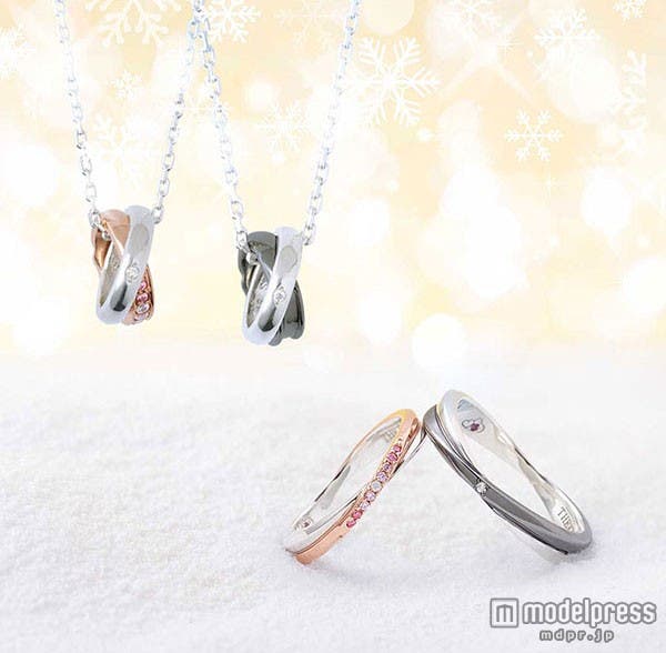 「【2015X'mas限定】ダイヤモンド ピンク&ブラックコーティング シルバーペアネックレス」30,240円(税込)、「【2015X'mas限定】ダイヤモンド ピンク&ブラックコーティング シルバーペアリング」30,240円(税込)