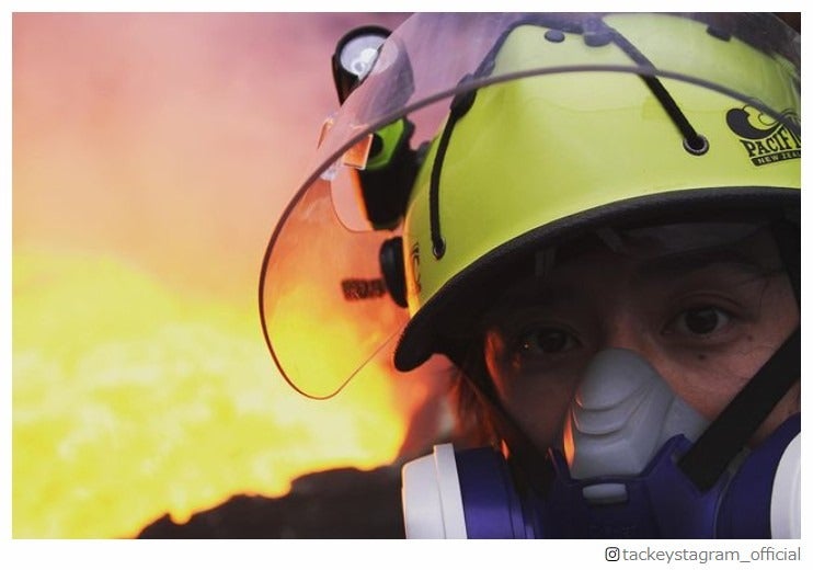 滝沢秀明氏、火山前での自撮り写真公開「涙ボクロたまらない」「迫力すごい」の声