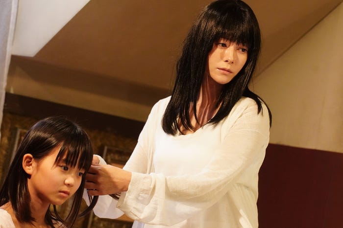 鈴木梨央、真木よう子「未満警察 ミッドナイトランナー」第1話より(C)日本テレビ