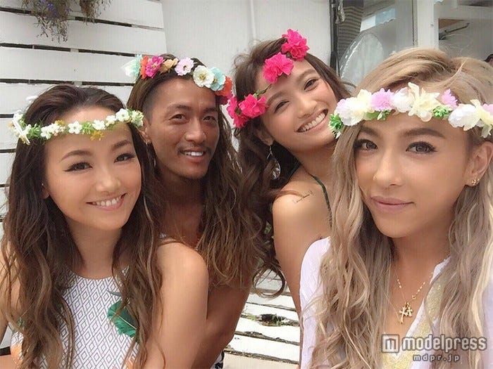 JUJU「PLAYBACK」MVオフショット(左から)鈴木あや、JunJun、香川沙耶、GENKING(画像:所属事務所提供)