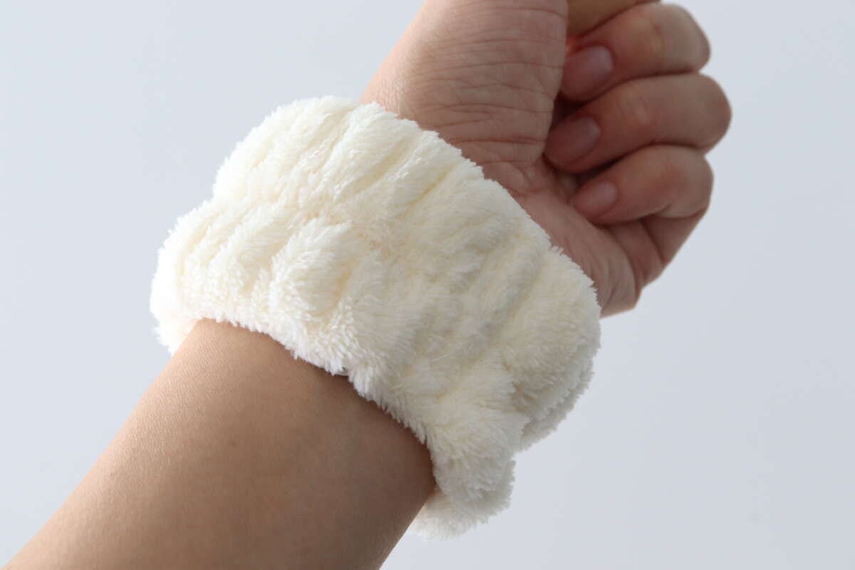 洗顔用リストバンド(アイボリー) 装着 洗顔用リストバンド(アイボリー) 装着