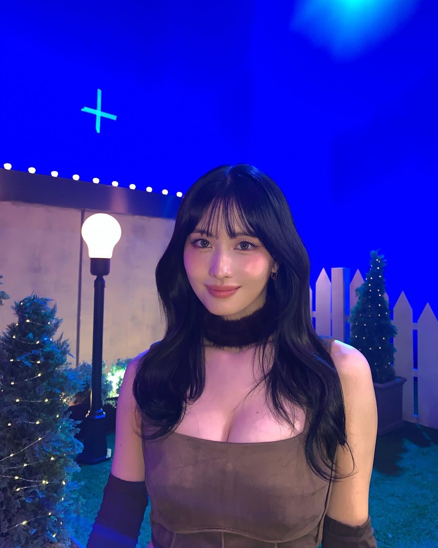 TWICEモモ、美デコルテ際立つオフショット公開「可愛いし美しい」「無敵」絶賛の声溢れる