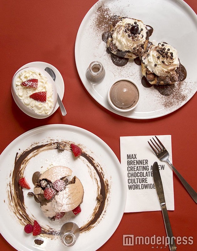 （左上）「ストロベリー チーズケーキ ホットチョコレート」600円、（左下）「プラリネクラウド」1600円／画像提供：TRANSIT