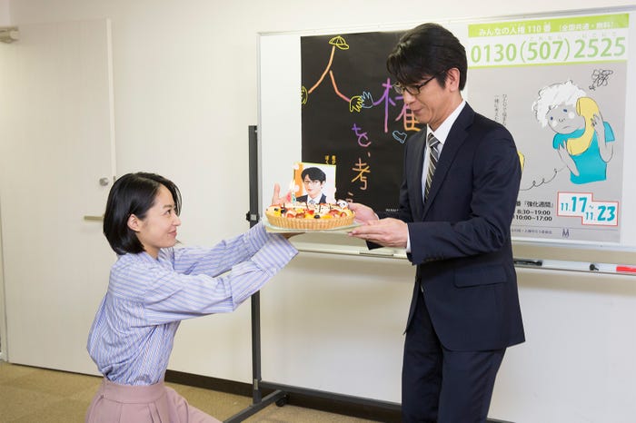 及川光博(右)にケーキを捧げる井上真央(左)/(写真提供:カンテレ)