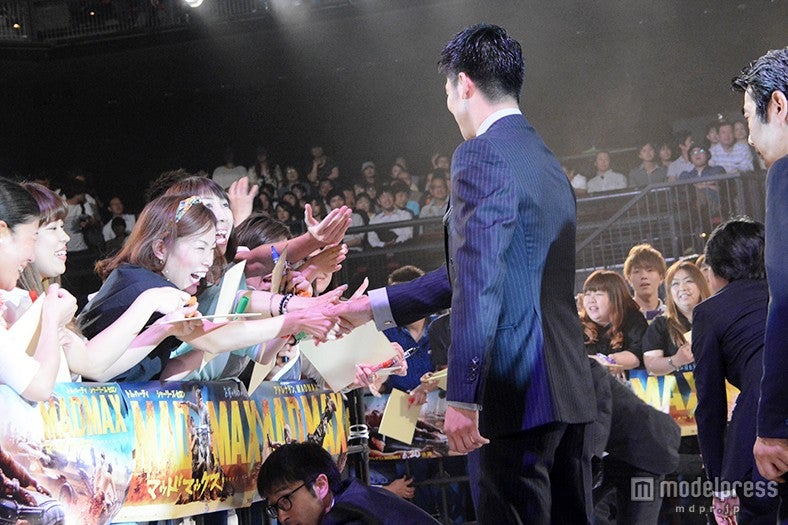 ファンと握手するAKIRA