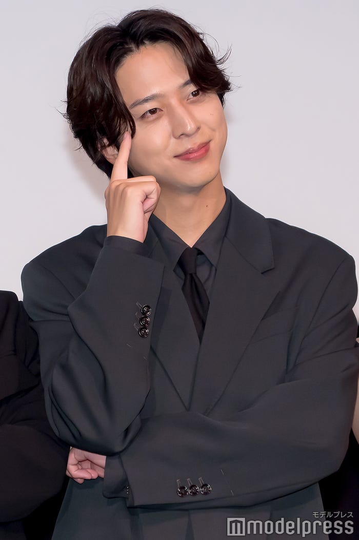 探偵ポーズを決めた寺西拓人(C)モデルプレス