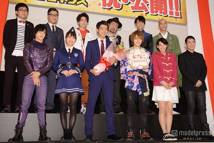 前列左から:上遠野太洸、内田理央、竹内涼真、西銘駿、大沢ひかる、西村和彦/後列左から:シソンヌ(じろう、長谷川忍)、稲葉友、ケンドーコバヤシ、山本涼介、柳喬之