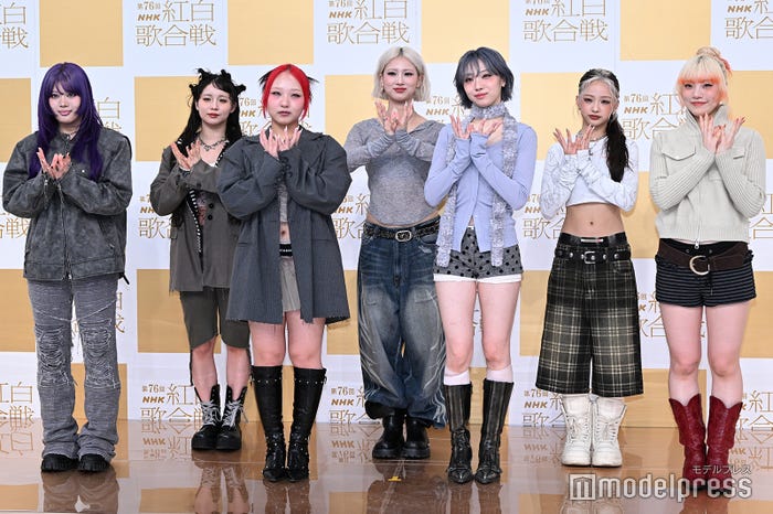 (後列左から)KOHARU(コハル)、MOMOKA(モモカ)、YURI(ユリ)(前列左から)NAOKO(ナオコ)、CHIKA(チカ)、JISOO(ジス)、MAHINA(マヒナ)/HANA(C)モデルプレス