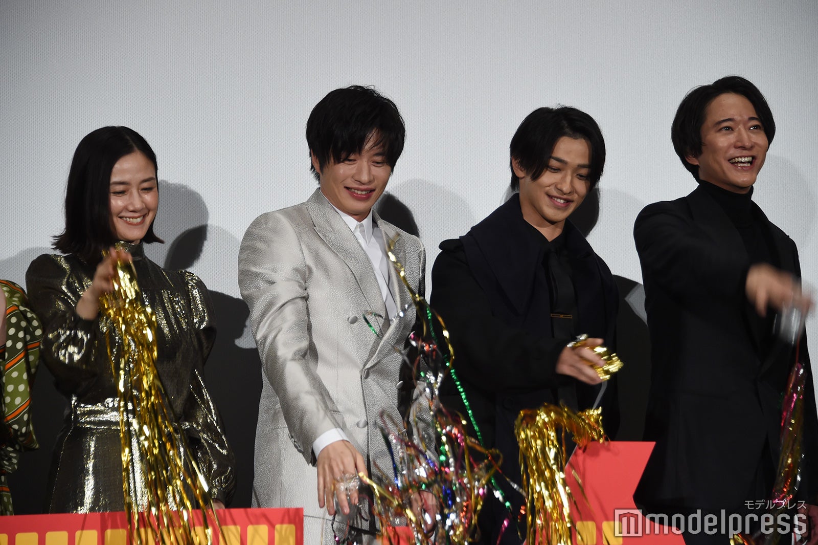 原田知世、テープをヨーヨーのように操る田中圭、横浜流星、浅香航大（C）モデルプレス