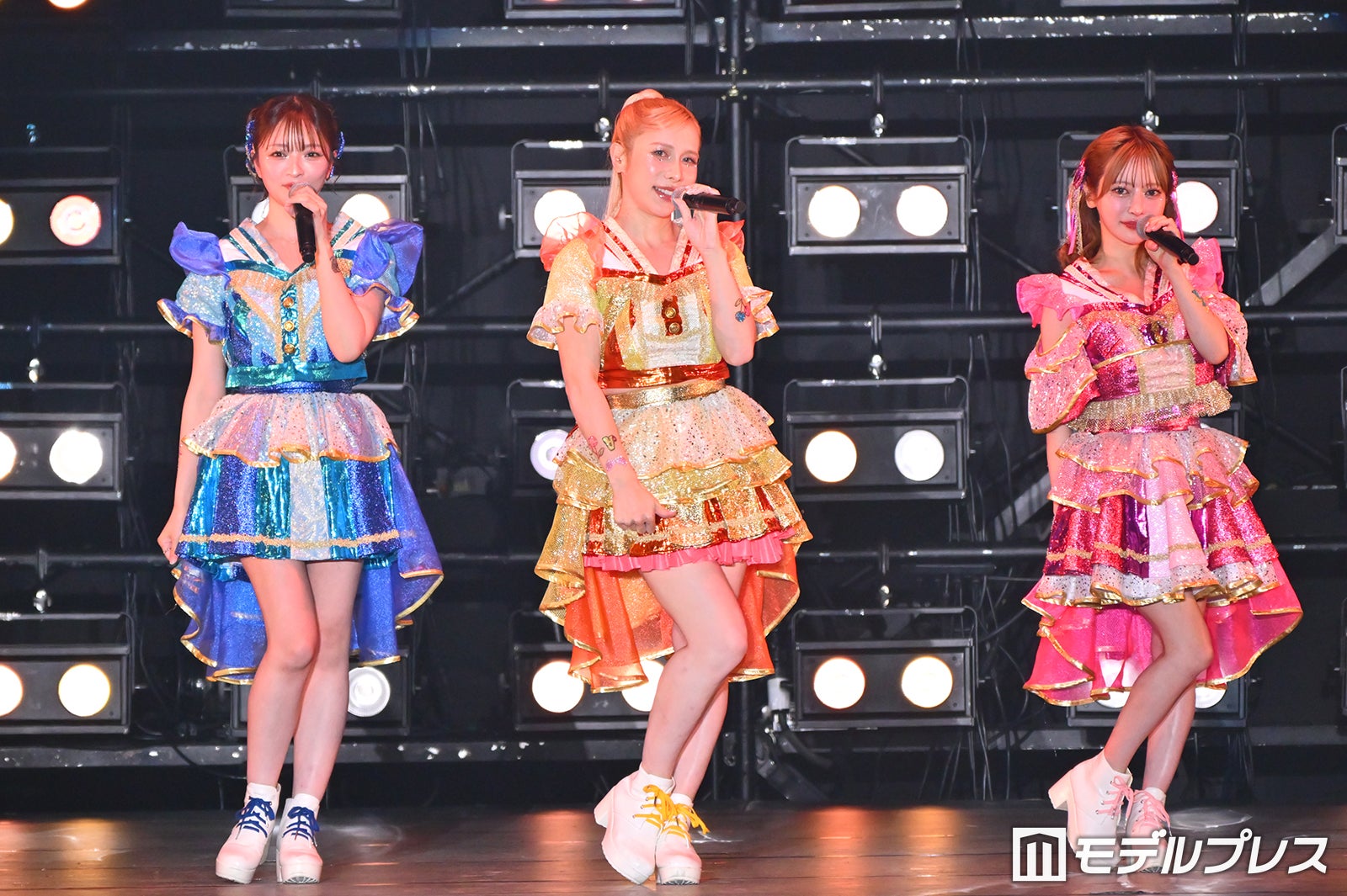 ヘラヘラ三銃士ありしゃん、双子の子どもと「関コレ」ステージ登場 完全プロデュース舞台盛り上げる【関コレ2026A/W】