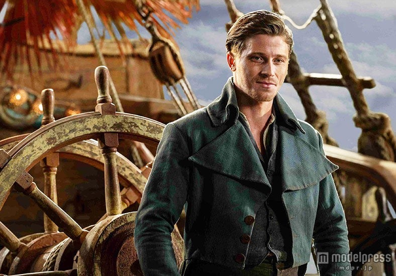 かっこいい一面を見せるフック船長（C）2015 WARNER BROS. ENTERTAINMENT INC. AND RATPAC-DUNE ENTERTAINMENT LLC