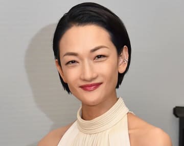 39歳長身俳優との間に「新しい命」報告の冨永愛43歳 手作りケーキに幸せにじむ 20歳息子はモデルデビューで注目