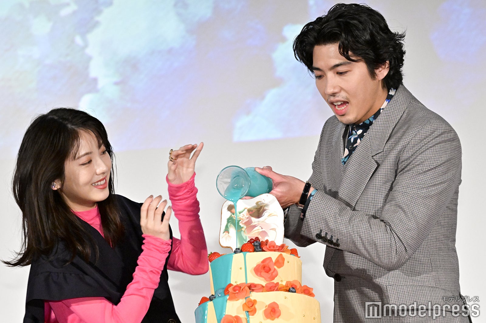 浜辺美波、賀来賢人（C）モデルプレス