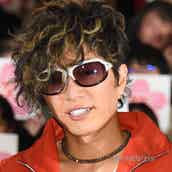 ライブ中に顔面強打で失神のgackt ファンから心配の声殺到で現状を説明 モデルプレス