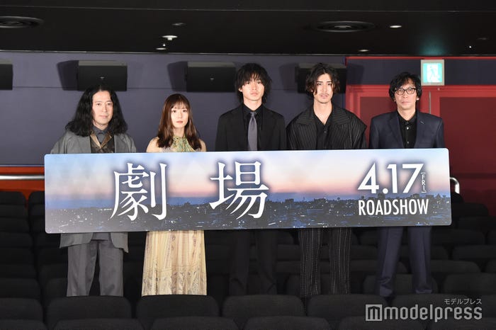 (左から)又吉直樹、松岡茉優、山崎賢人、寛一郎、行定勲監督(C)モデルプレス