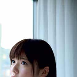 島崎遥香/写真集「ぱるる、困る。」表紙/(C)集英社/週刊プレイボーイ