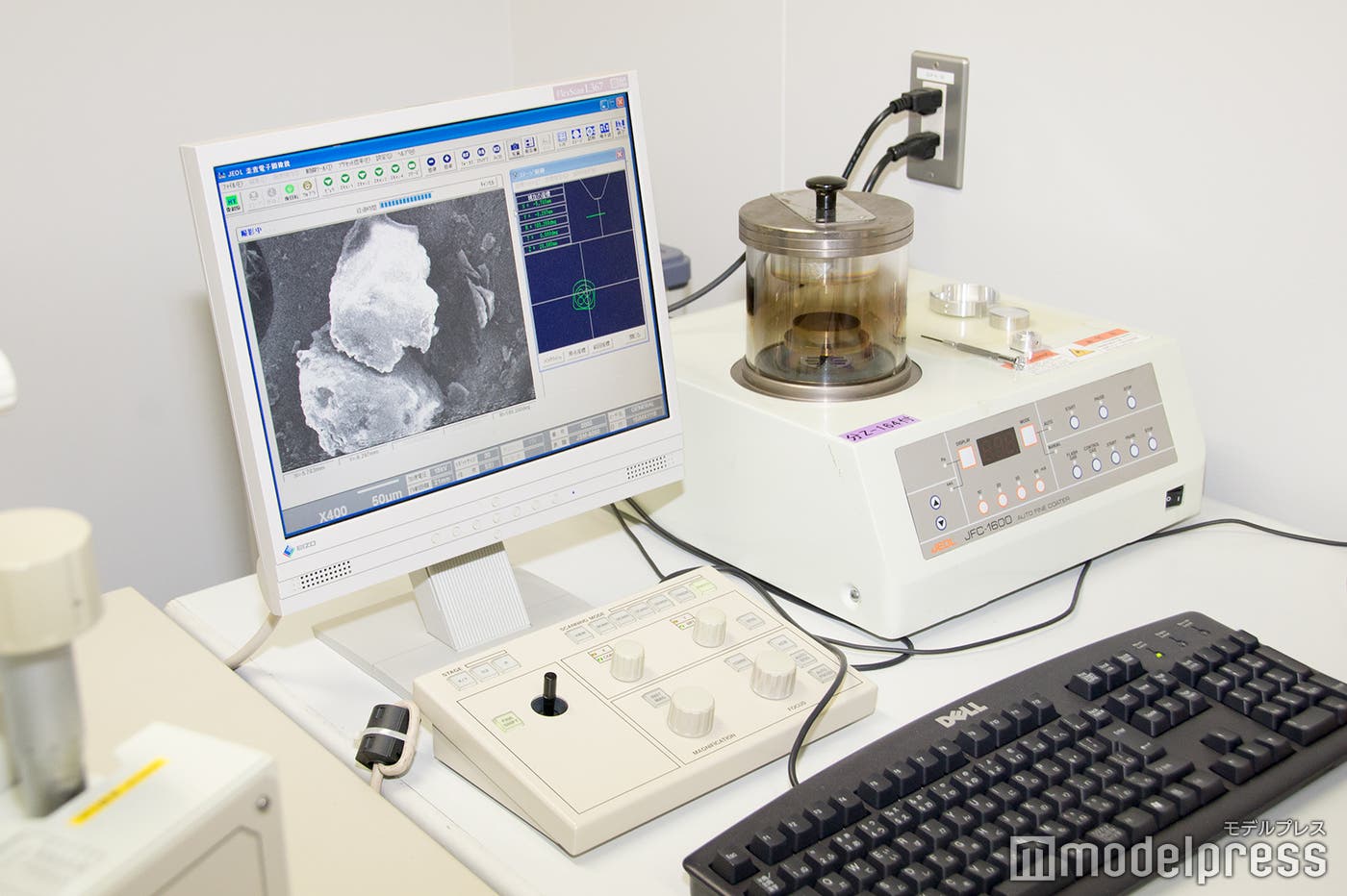 トラネキサム酸の表面状態や大きさをチェック(C)モデルプレス