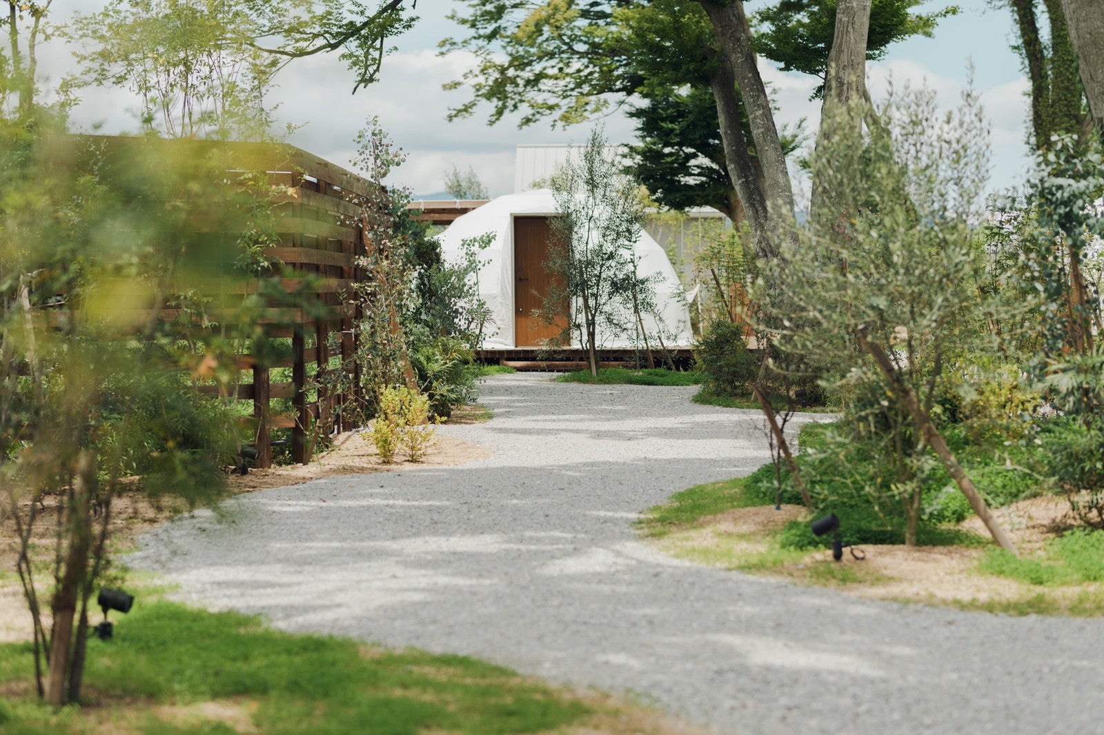 “北欧の小さな森”がコンセプト！滋賀の自然に触れる宿泊施設「グレンタ グランピング ヴィレッジ」