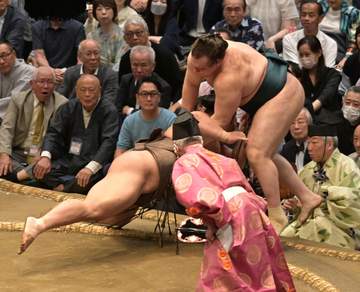 波乱の4日目 横綱大の里、大関安青錦に土 全勝は琴桜だけに 高安が大の里から初金星、通算7つ目 館内騒然