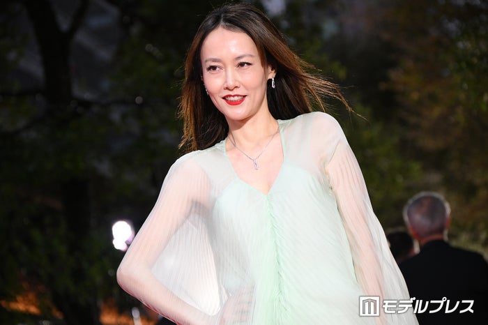 菊地凛子、美ボディ透けるグリーンドレス レッドカーペッドで圧巻オーラ【第37回東京国際映画祭】