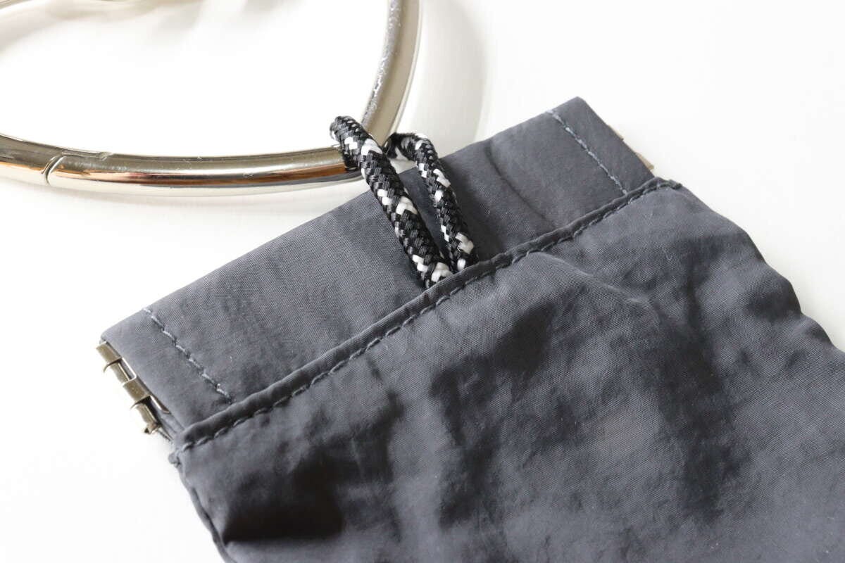 ダイソーのループ付バネ口ポーチを引っ掛ける