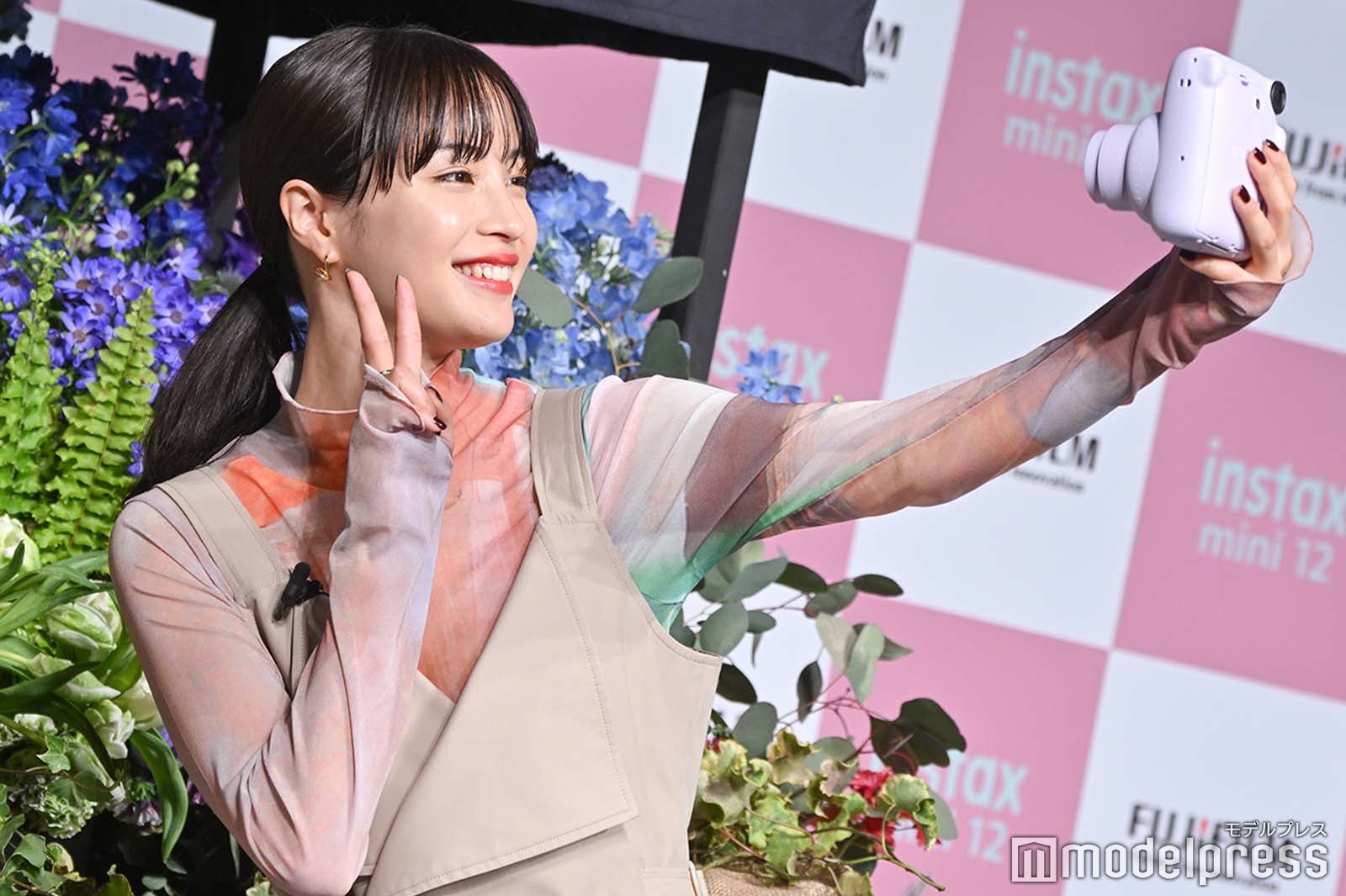 ピースで自撮りをする広瀬すず（C）モデルプレス