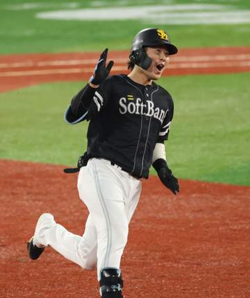 柳田が！近藤が！ソフトバンクナインがびっくりのシーン 今季0本の川村が決勝ソロ→選手がベンチを飛び出して祝福 小久保監督「われわれも、まさか」
