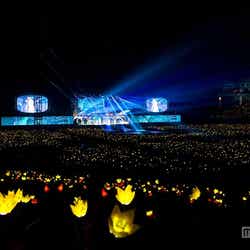 黄色いペンライトで埋め尽くされる東京ドーム会場