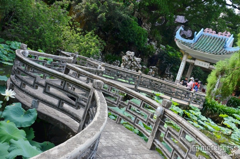 蓮の池が美しい、市民の憩いの場所「ロウリムイオック庭園」