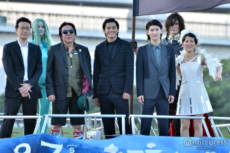 船上より登場したイベント登壇者（左から）荒牧伸志監督、古田新太、小栗旬、三浦春馬、福田彩乃