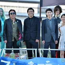 船上より登場したイベント登壇者(左から)荒牧伸志監督、古田新太、小栗旬、三浦春馬、福田彩乃