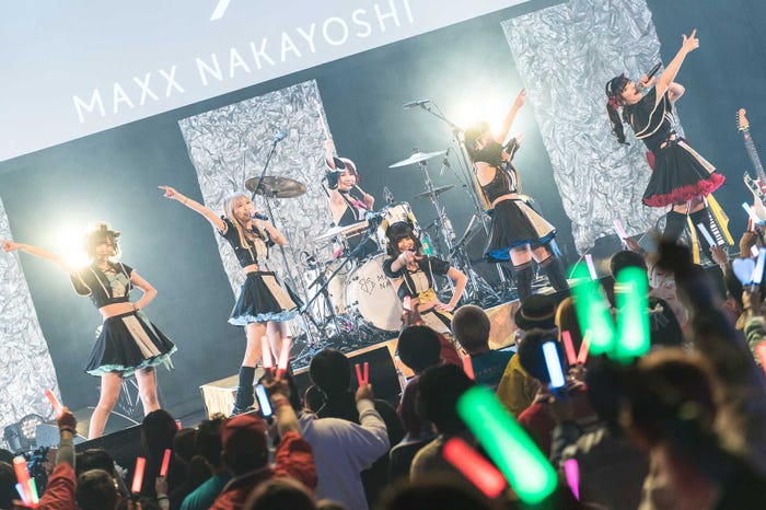 バンドじゃないもん!MAXX NAKAYOSHI/撮影:真島洸(Cuon)
