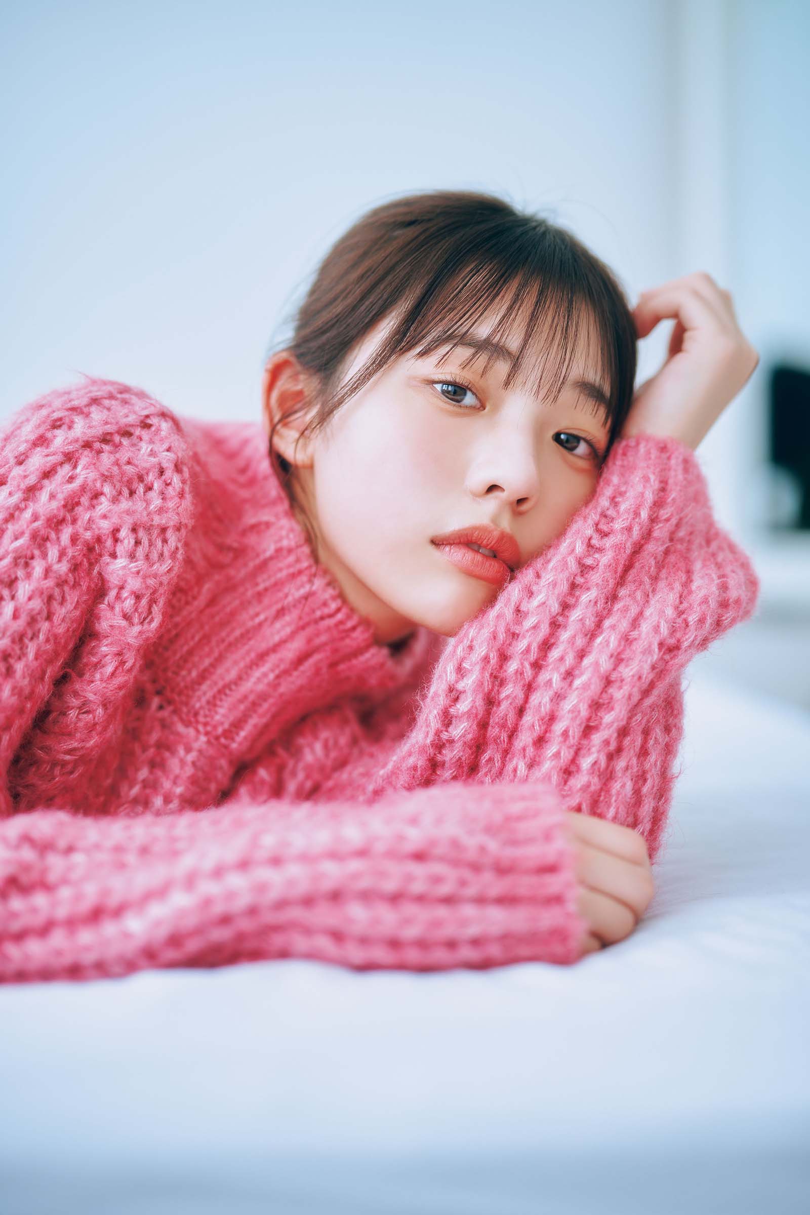 菊地姫奈、冬コーデから透明素肌チラ見せ “ゆったり休日”テーマのグラビア披露