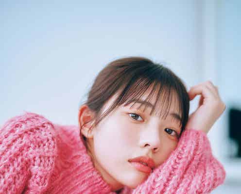 菊地姫奈、冬コーデから透明素肌チラ見せ “ゆったり休日”テーマのグラビア披露