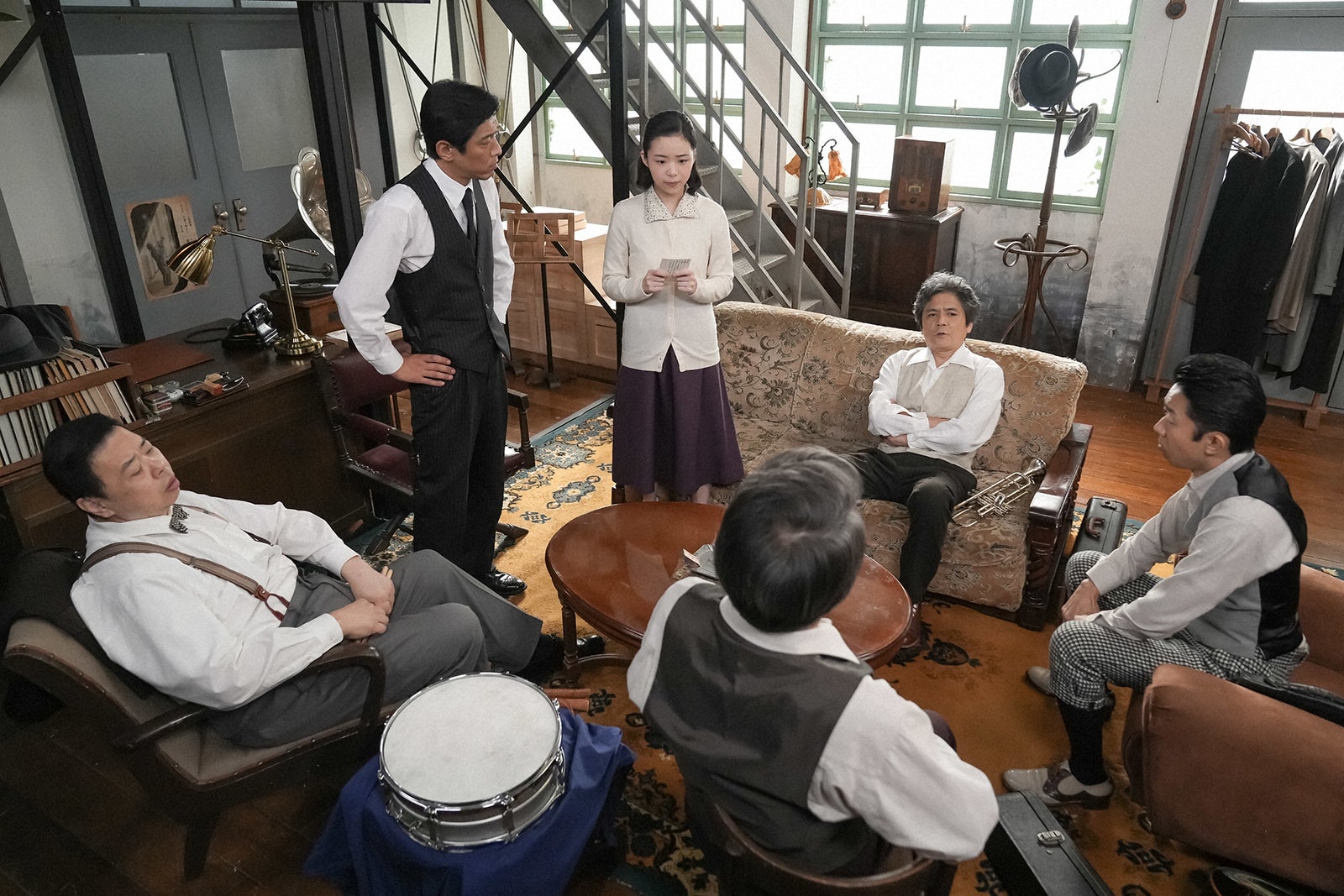 （左から）伊藤えん魔、村上新悟、趣里、国木田かっぱ、陰山泰、えなりかずき「ブギウギ」第50話（C）NHK