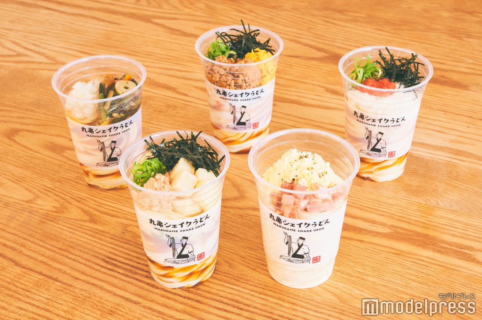 （左上から時計回りに）『山菜おろしぶっかけうどん』『ピリ辛肉そぼろぶっかけうどん』『明太とろろうどん』『こくうま玉子のカルボナーラうどん』『青じそ香る たらポテぶっかけうどん』（C）モデルプレス