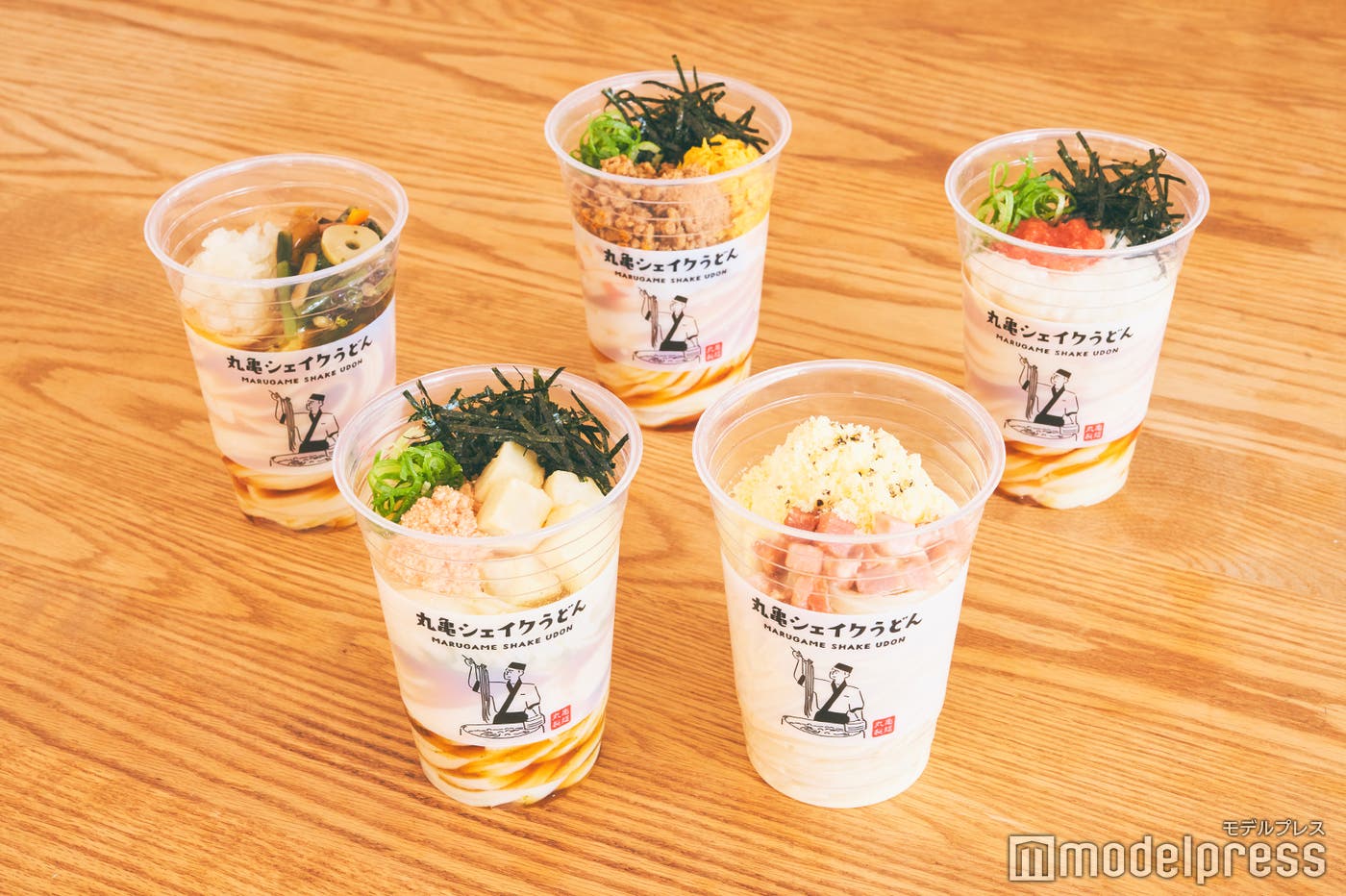 (左上から時計回りに)『山菜おろしぶっかけうどん』『ピリ辛肉そぼろぶっかけうどん』『明太とろろうどん』『こくうま玉子のカルボナーラうどん』『青じそ香る たらポテぶっかけうどん』(C)モデルプレス