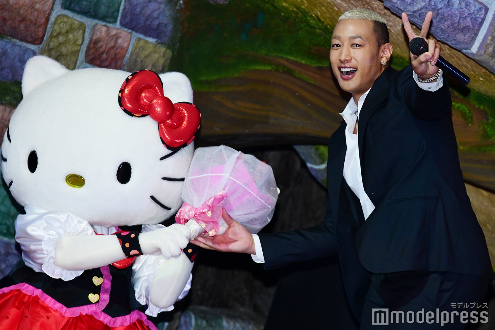 ハローキティから花束を受け取る関口メンディー （C）モデルプレス
