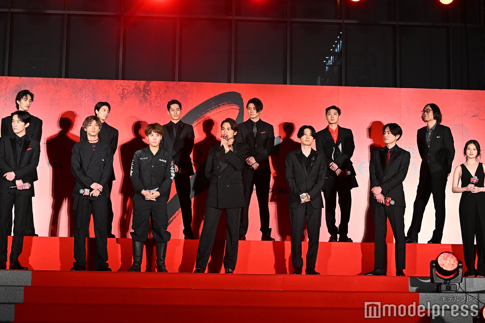 （後列）清水尋也、高杉真宙、永山絢斗、眞栄田郷敦、磯村勇斗、英勉監督（前列）杉野遥亮、山田裕貴、堀家一希、北村匠海、吉沢亮、間宮祥太朗、今田美桜（C）モデルプレス